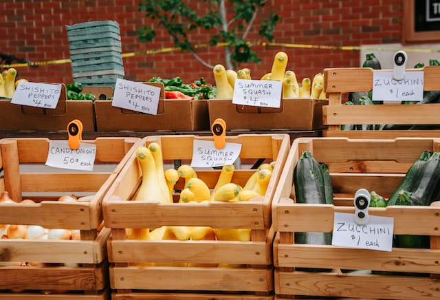 Des courges à vendre dans des paniers