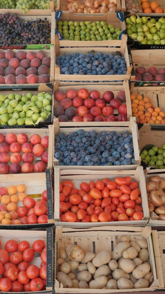 Des fruits différents dans des paniers